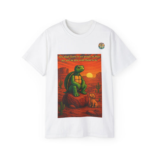 „Desert Wisdom“ – T-Shirt mit Schildkröte & Sonnenuntergang