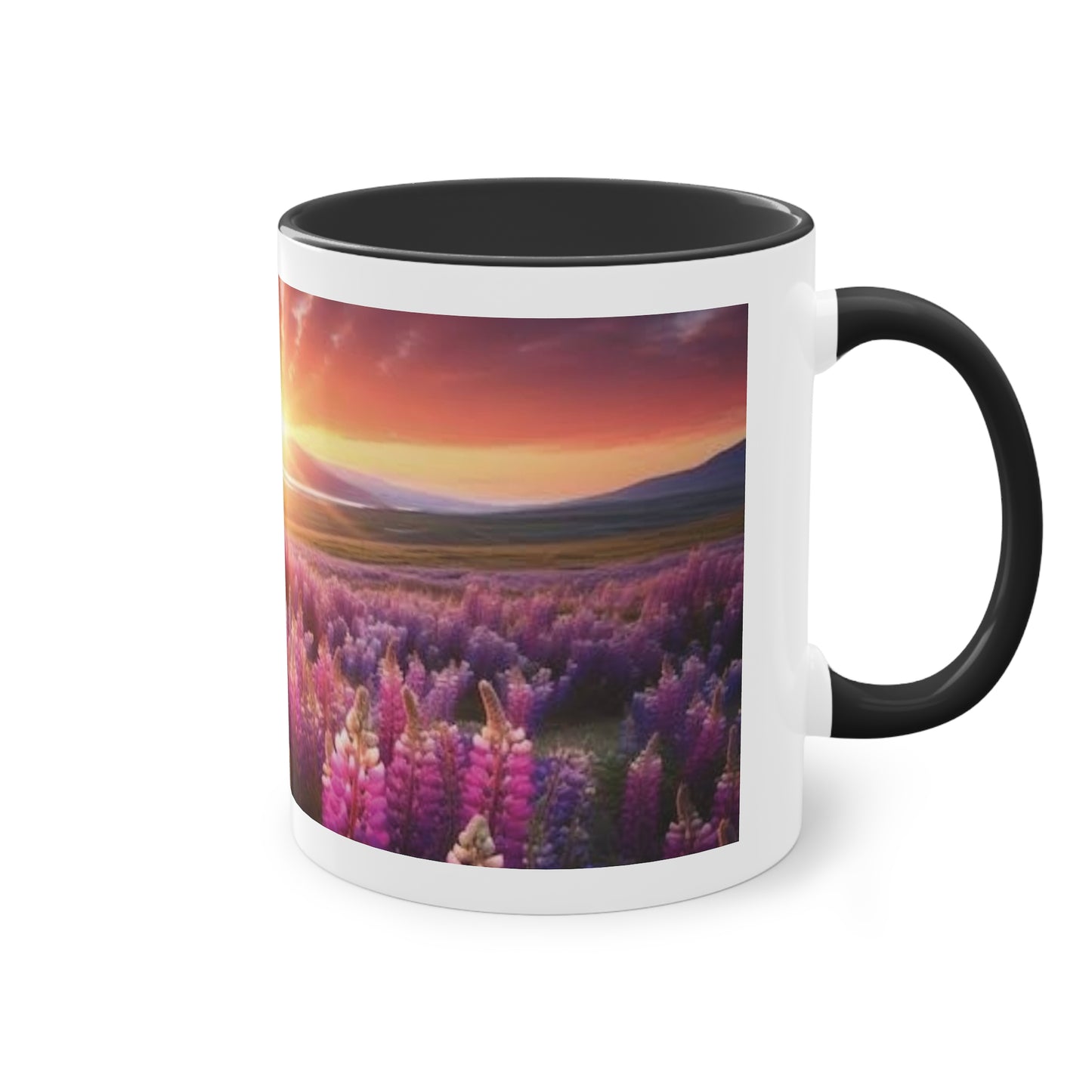 Sonnenaufgang über Blumenfeld – Kaffeetasse für magische Momente