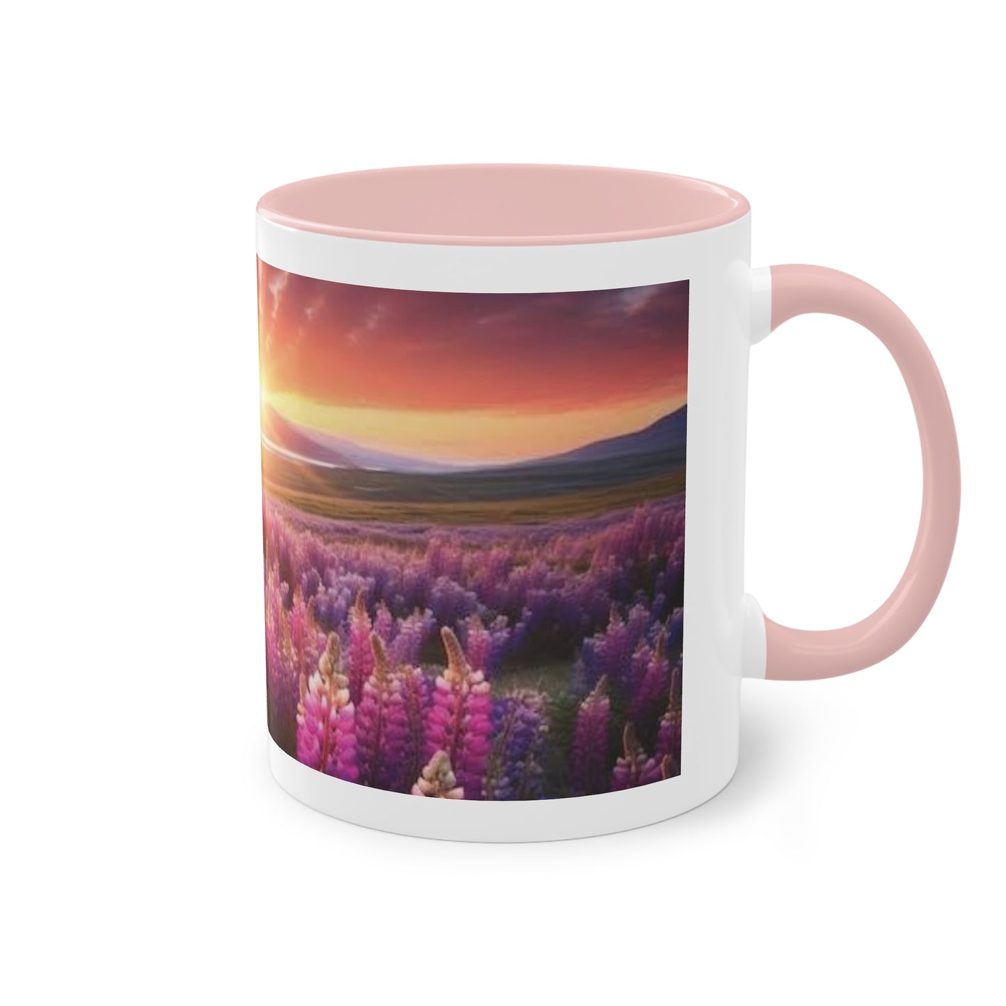 Sonnenaufgang über Blumenfeld – Kaffeetasse für magische Momente