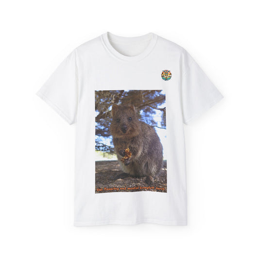 „Süß, flauschig und mental komplett durch“ – Quokka T-Shirt mit ehrlicher Botschaft