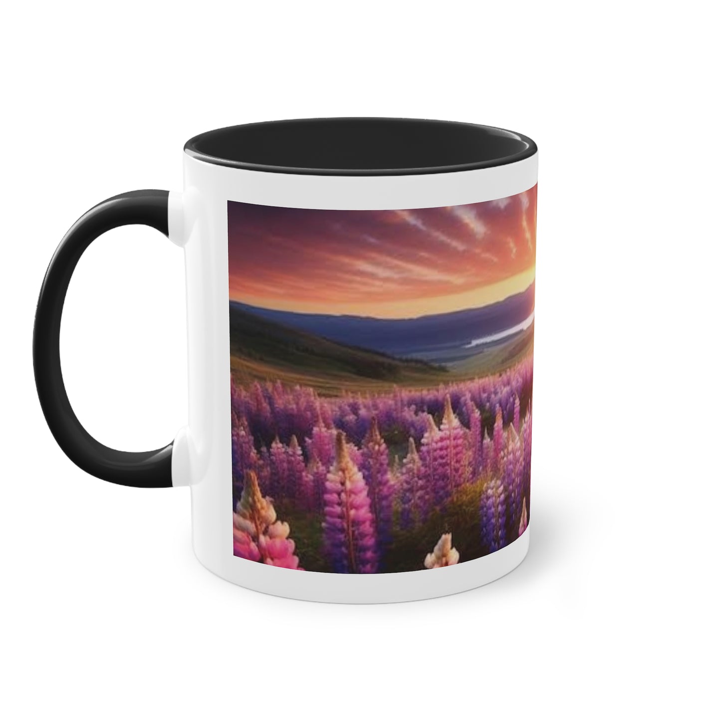 Sonnenaufgang über Blumenfeld – Kaffeetasse für magische Momente