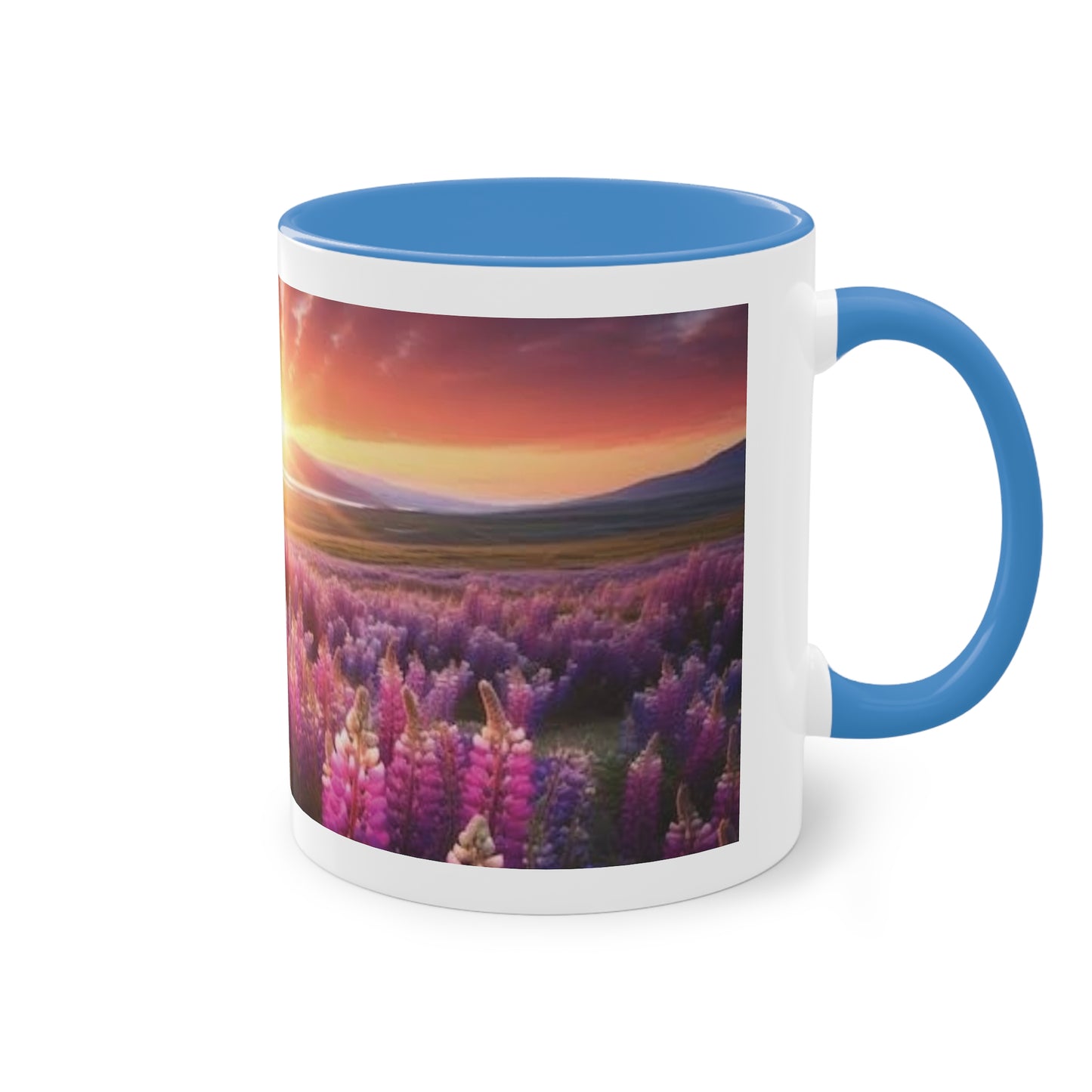 Sonnenaufgang über Blumenfeld – Kaffeetasse für magische Momente